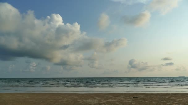 Deniz Dalgaları Kumlu Sahil Mavi Gökyüzü Olan Pitoresk Bir Marina — Stok video