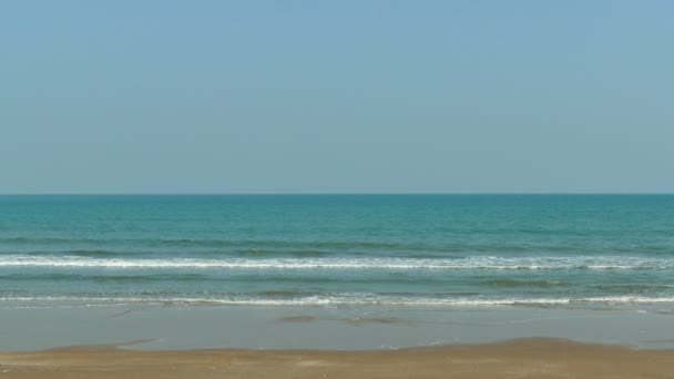 Pittoresco Porto Turistico Con Onde Marine Spiaggia Sabbiosa Cielo Blu — Video Stock