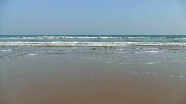 Γραφική Μαρίνα Κύματα Θάλασσας Αμμώδη Παραλία Και Γαλάζιο Ουρανό — Αρχείο Βίντεο