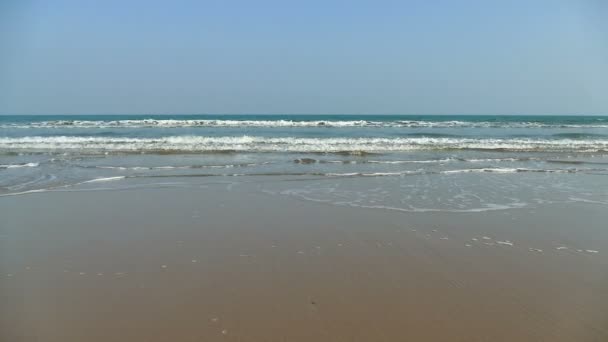 marina pittoresque avec vagues de mer, plage de sable et ciel bleu