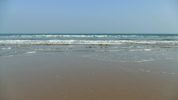 Pittoresco Porto Turistico Con Onde Marine Spiaggia Sabbiosa Cielo Blu — Video Stock