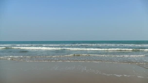 Malerischer Yachthafen Mit Meereswellen Sandstrand Und Blauem Himmel — Stockvideo