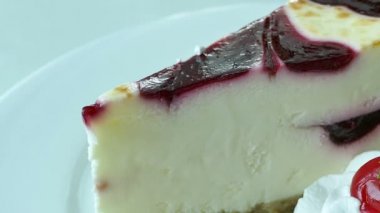 leziz cheesecake kreması ve vişne beyaz plaka ile parçası 