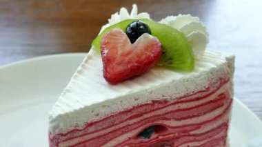 Beyaz tabak içinde lezzetli Çilekli pasta parçası 