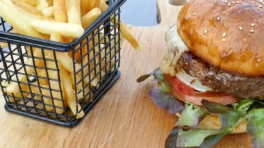 lezzetli sığır eti burger patates kızartması, video ile  