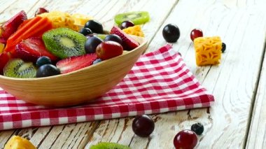 çeşitli olgunlaşmış meyve ve çilek rustik masada ahşap kase 