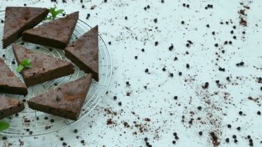 lezzetli çikolatalı browni kek metal ızgara üzerinde