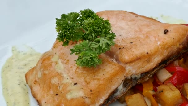 Delicious grilled salmon steak with vegetables in white plate — Stock Footage Delicious Grilled Salmon Steak Vegetables White Plate Royalty Free Stock Footage
