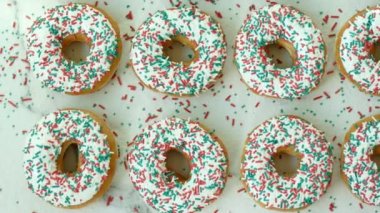 tatlı ev yapımı çörek şeker sprinkles üstte ile