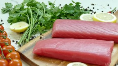 yemek pişirmek için malzemelerle çiğ ton balığı filetosu 