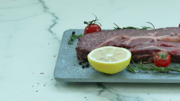 Verse Rauwe Biefstuk Met Kruiden Voor Het Koken — Stockvideo