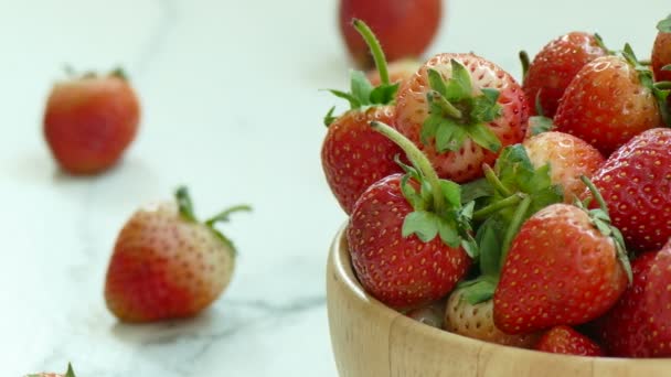 小さな椀で新鮮なイチゴ — ストック動画