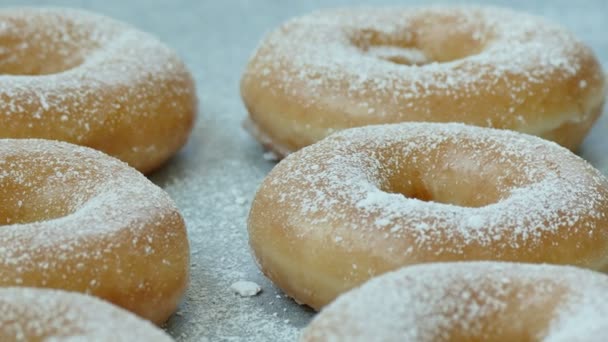 Süße Hausgemachte Donuts Mit Puderzucker Obendrauf — Stockvideo