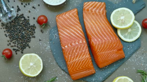 Daging Mentah Segar Salmon Dengan Bahan Bahan Untuk Memasak — Stok Video