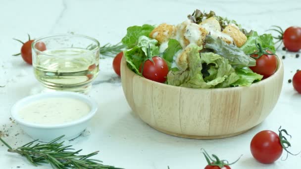 Deliciosa Ensalada César Cuenco Madera Ingredientes Sobre Mesa — Vídeo de stock