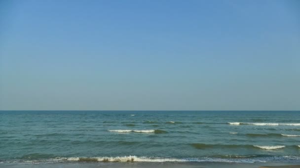 Pittoreske Jachthaven Met Zee Golven Zandstrand Blauwe Lucht — Stockvideo