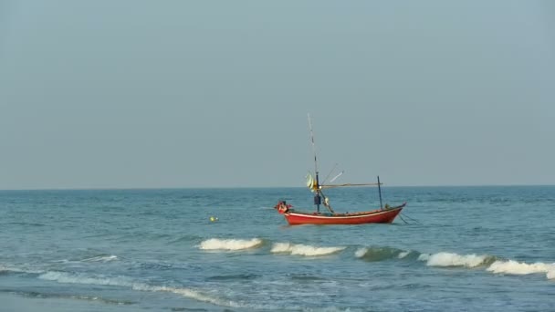 Malebný Přístav Rybářskou Lodí Mořské Vlny Písčitou Pláží Modrá Obloha — Stock video