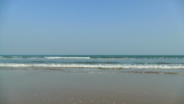 marina pittoresque avec vagues de mer, plage de sable et ciel bleu