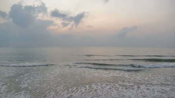 Vista Atardecer Las Olas Del Mar Playa Arena Cielo Dramático — Vídeo de stock