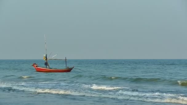 Malebný Přístav Rybářskou Lodí Mořské Vlny Písčitou Pláží Modrá Obloha — Stock video