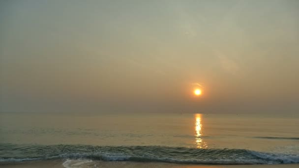 Закат Вид Морские Волны Песчаный Пляж Драматическое Небо — стоковое видео