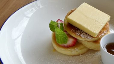 Beyaz tabak tereyağı ile lezzetli gözleme 