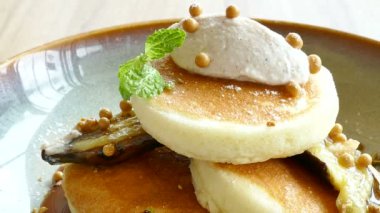 Beyaz plaka soslu lezzetli gözleme 