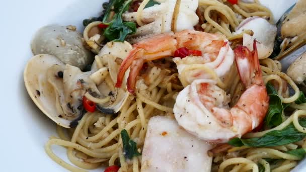 Вкусные Спагетти Пряными Морепродуктами Овощами Итальянская Еда Белой Тарелке — стоковое видео