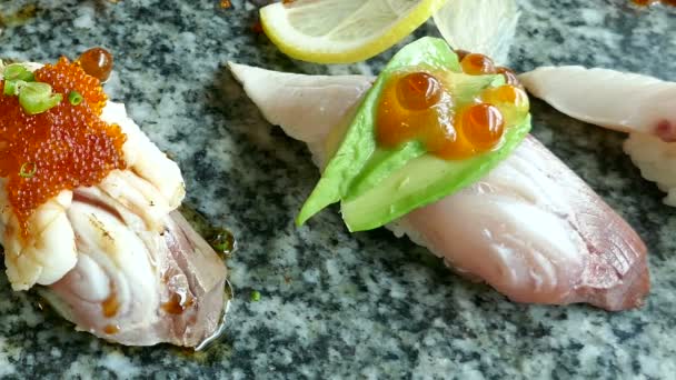 Delicioso Sushi Fresco Comida Tradicional Japonesa — Vídeos de Stock