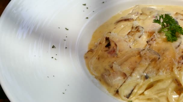 Delicioso Spaghetti Carbonara Con Tocino Crujiente Plato Blanco — Vídeos de Stock