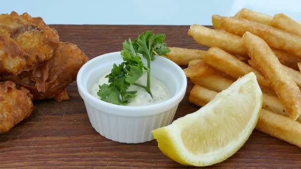 Fish Chips Mit Sauce Auf Holzbrett — Stockvideo