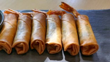 lezzetli kızarmış bahar rulo karides ve sos ile 