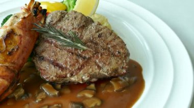 lezzetli taze dana biftek beyaz plaka üzerinde 