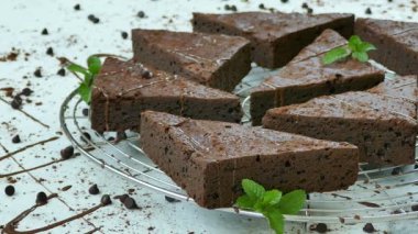 nane yaprakları ile lezzetli çikolatalı browni kek 