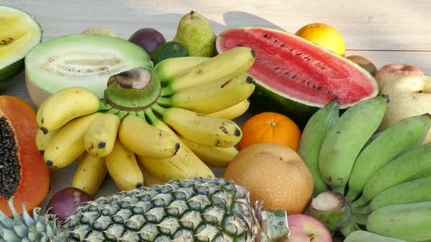 Deliciosas Frutas Tropicais Sortidas Mesa Madeira — Vídeo de Stock