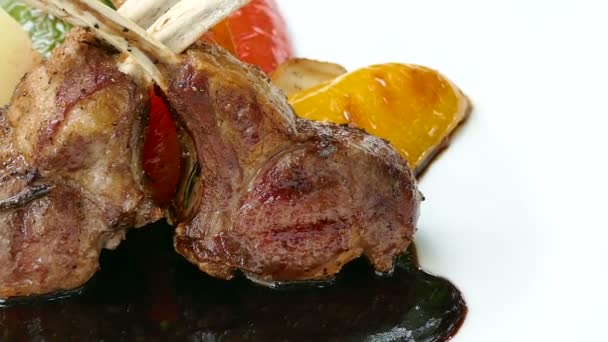 Délicieux Steaks Côtelette Agneau Avec Légumes Dans Une Assiette Blanche — Video