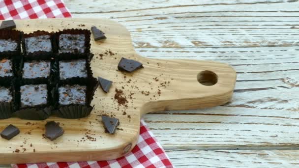 Köstliche Hausgemachte Schokolade Brownie Kuchen Auf Holz Schneidebrett — Stockvideo
