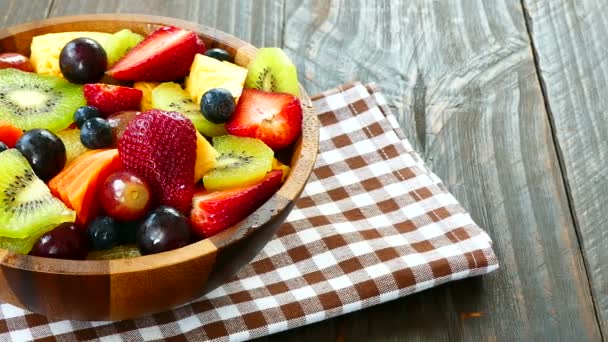 熟したフルーツの盛り合わせや果実の素朴なテーブルの木製ボウル — ストック動画