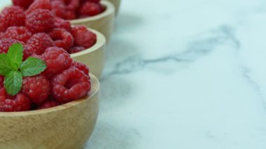 Küçük ahşap kase taze ahududu 