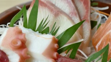 lezzetli balığı salatası, beyaz tabak içinde geleneksel Japon yemekleri 