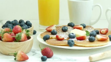 tereyağı ve taze çilek beyaz plaka ile lezzetli gözleme 