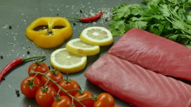 yemek pişirmek için malzemelerle çiğ ton balığı filetosu 