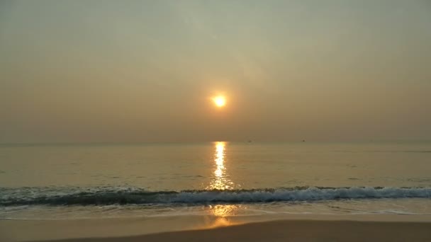 Dalgalar Deniz Kumsal Dramatik Gökyüzü Günbatımı Görünümünü — Stok video
