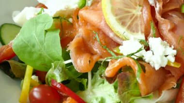 taze sebze ile lezzetli füme somon salata