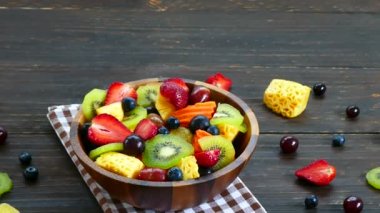 çeşitli olgunlaşmış meyve ve çilek rustik masada ahşap kase 