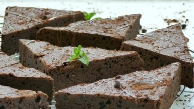 nane yaprakları ile lezzetli çikolatalı browni kek 