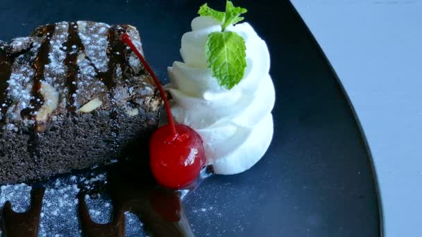 Köstlicher Schokoladen Brownie Kuchen Blauem Teller — Stockvideo