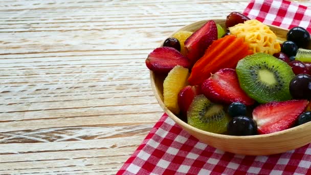 熟したフルーツの盛り合わせや果実の素朴なテーブルの木製ボウル — ストック動画