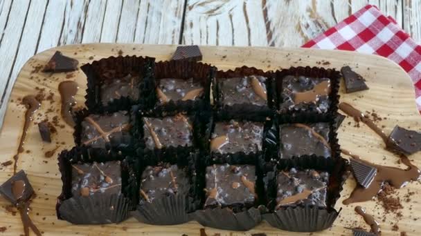 Deliciosos Pasteles Chocolate Caseros Tabla Cortar Madera — Vídeos de Stock