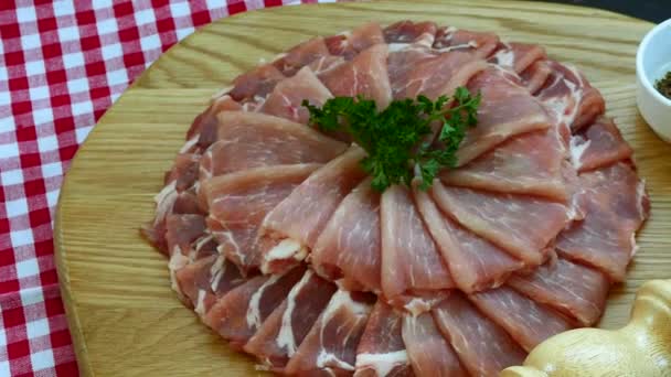 Scheiben Frisches Rohes Schweinefleisch Auf Holzschneidebrett — Stockvideo